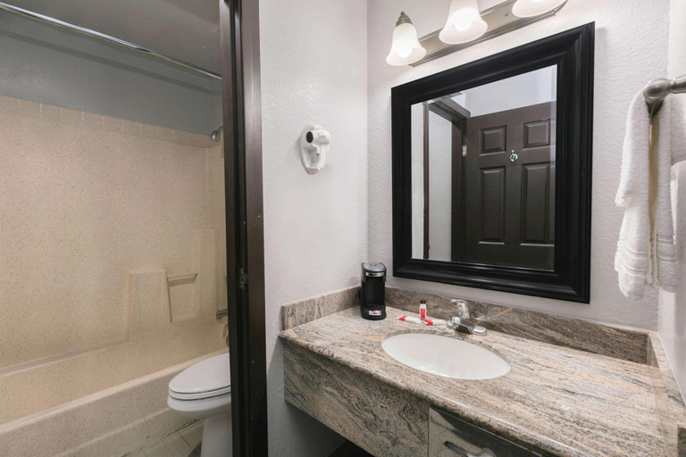 Bathroom 4, Super 8 by Wyndham Austin University/Downtown Area, Travis