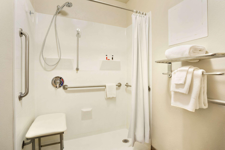 Bathroom 4, Clarion Pointe Winslow I-40, Navajo
