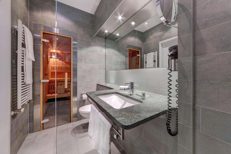 Bathroom 4, Hilton Garden Inn Stuttgart NeckarPark, Stuttgart