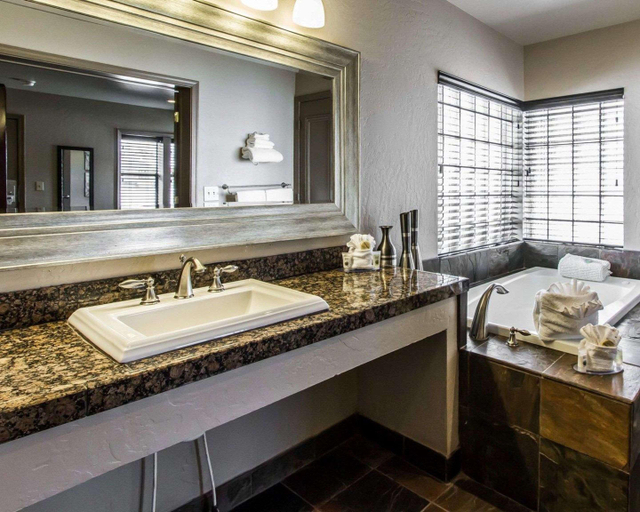 Bathroom 4, Rodeway Inn & Suites Williams Downtowner - Rte 66, Coconino