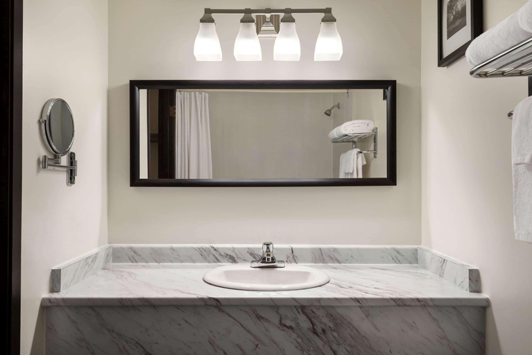 Bathroom 4, Travelodge by Wyndham Blairmore, Division No. 15