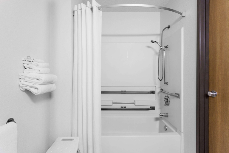 Bathroom 4, Super 8 by Wyndham Dumfries/Quantico, Prince William