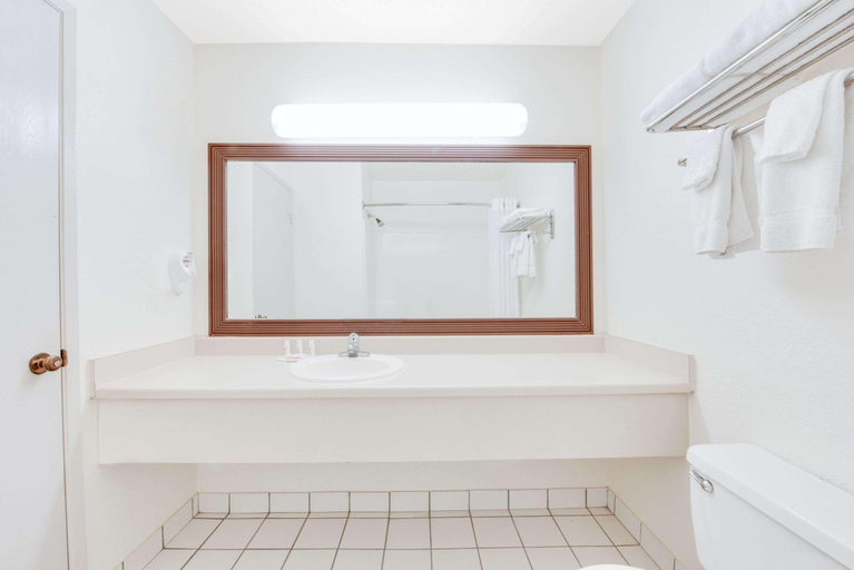 Bathroom 4, Baymont by Wyndham Midland Airport, Midland