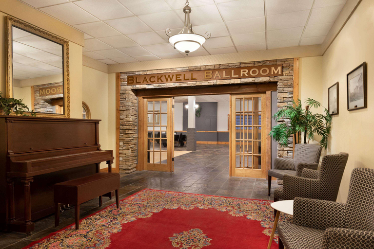 Public Area 2, The Plaza Hotel Downtown, Trademark Collection, Thompson-Nicola