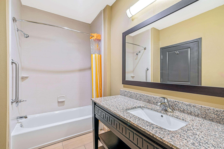 Bathroom 4, La Quinta Inn & Suites by Wyndham Muskogee, Muskogee