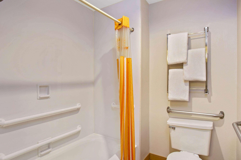 Bathroom 2, La Quinta Inn by Wyndham Auburn Worcester, Worcester