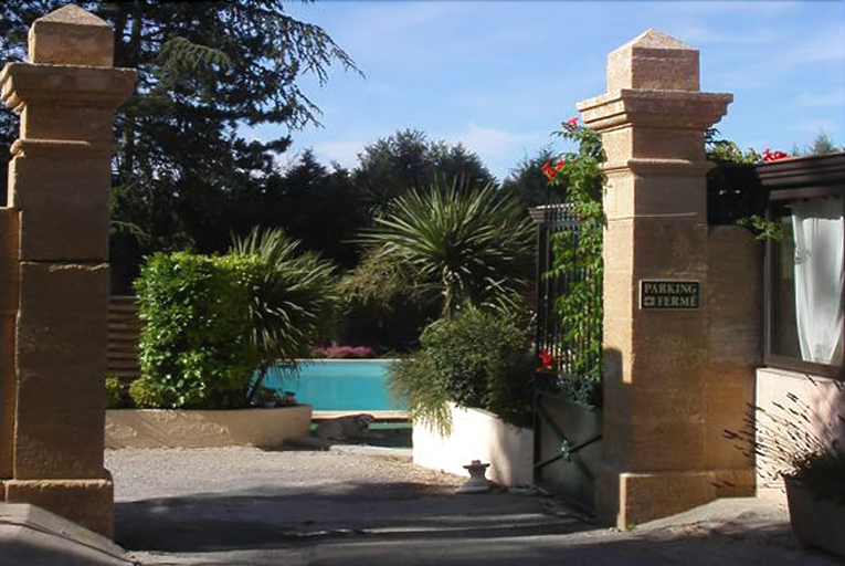 Exterior & Views 2, LOGIS HOTEL L' Auberge d'Uzes, Gard