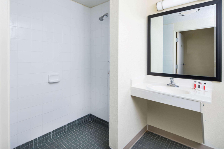 Bathroom 4, Days Inn by Wyndham Macon I-75 North, Bibb