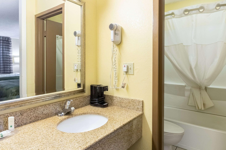 Bathroom 4, Quality Inn & Suites Franklin, Williamson