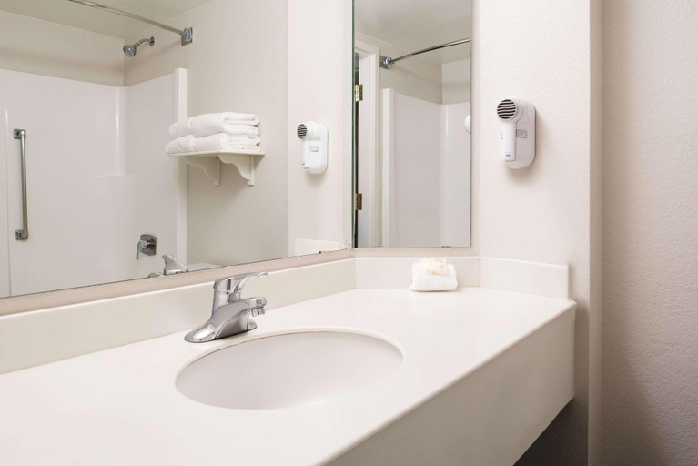 Bathroom 5, Howard Johnson by Wyndham Sacramento Downtown, Sacramento