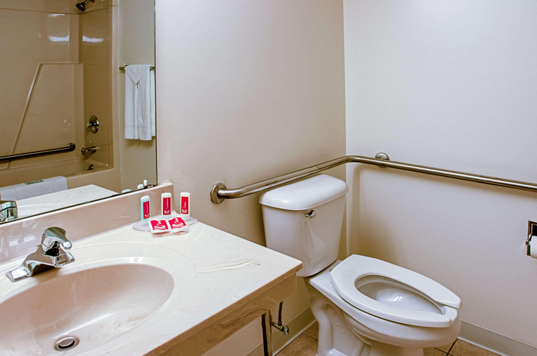 Bathroom 4, Econo Lodge Menomonie On The Bay, Lake Michigan