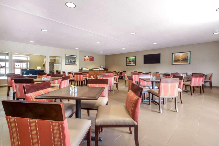 Food & Drinks 5, Comfort Suites Johnson Creek Conference Center, Jefferson