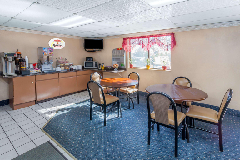 Food & Drinks, Super 8 By Wyndham Merrillville/Gary Area, Lake