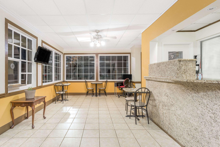 Public Area 2, Super 8 by Wyndham Santee/I-95, Orangeburg