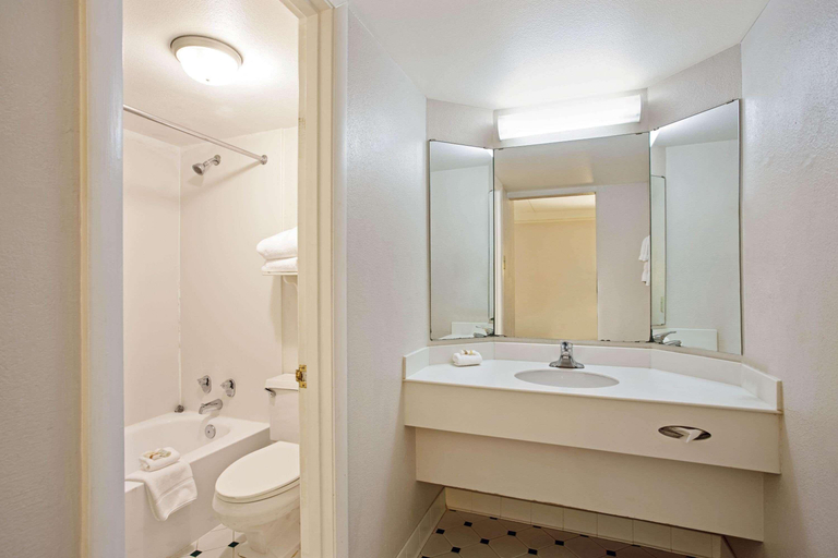 Bathroom 4, La Quinta Inn Lexington, Fayette