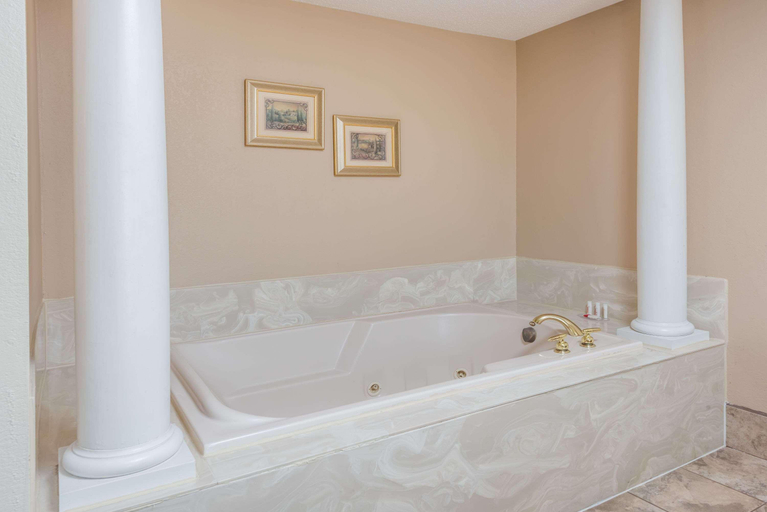 Bathroom 4, Seasons Inn and Suites Highland, Madison