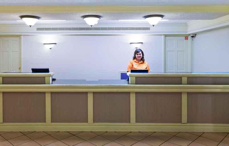 Public Area 2, Super 8 by Wyndham Eagle Pass, Maverick