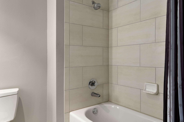 Bathroom 4, La Quinta Inn & Suites Orlando IDrive Theme Parks, Orange