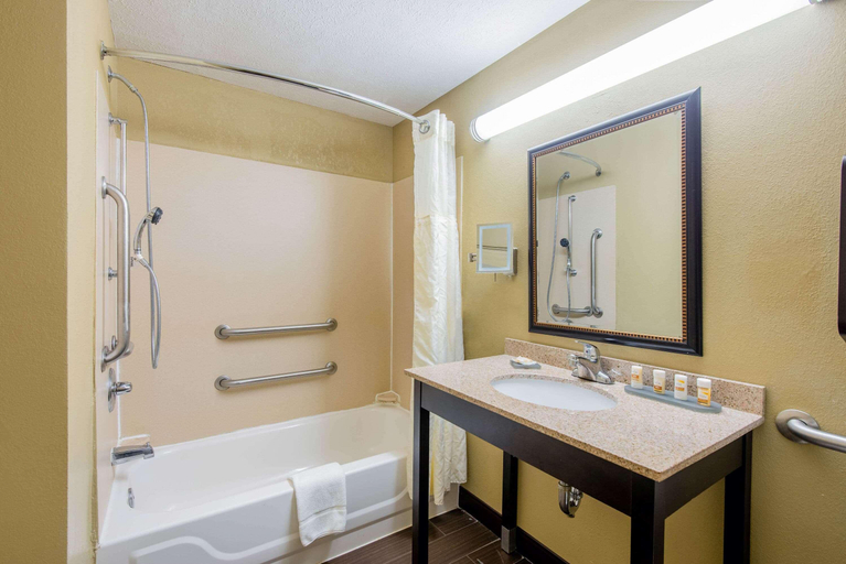 Bathroom 4, La Quinta Inn & Suites Elkview - Charleston NE, Kanawha