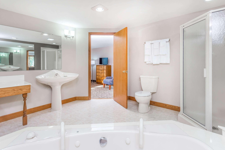 Bathroom 4, Super 8 by Wyndham Platteville, Grant