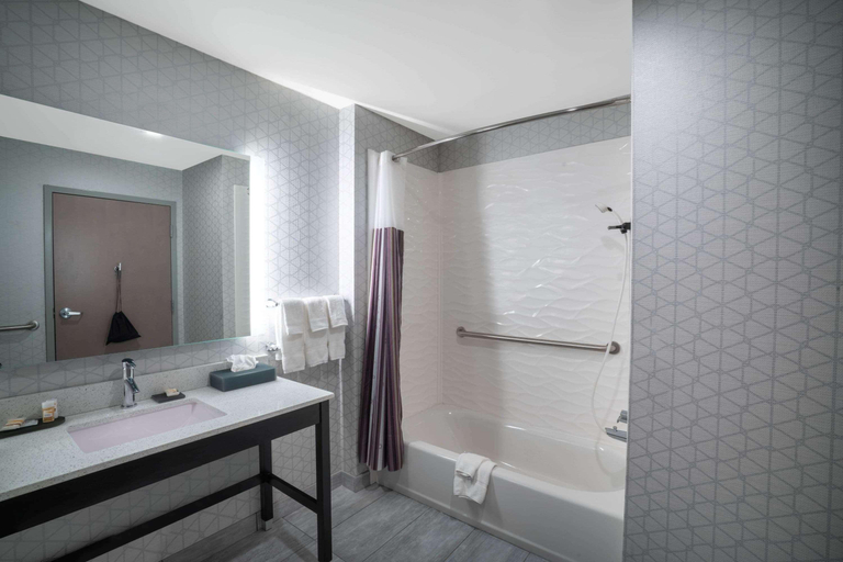 Bathroom 4, La Quinta Inn & Suites by Wyndham West Memphis, Crittenden