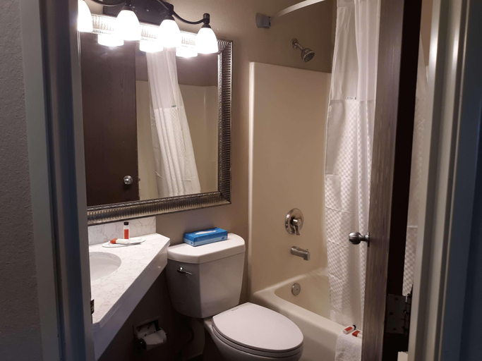 Bathroom 5, Baymont by Wyndham Rochester Mayo Clinic Area, Olmsted