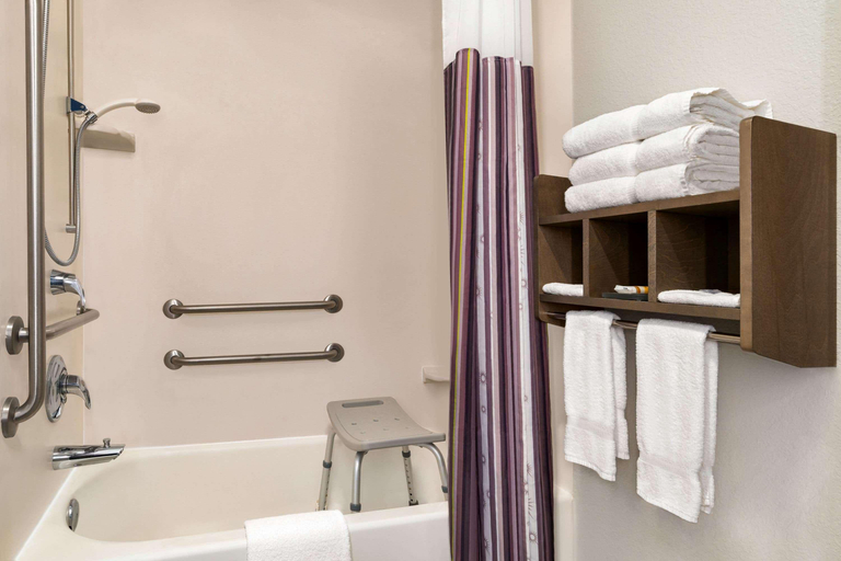 Bathroom 5, La Quinta Inn & SUI by Wyndham at Watiki H2Opark, Pennington