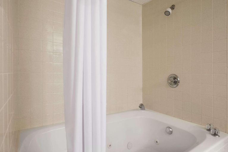 Bathroom 4, Days Inn by Wyndham Grayling, Crawford
