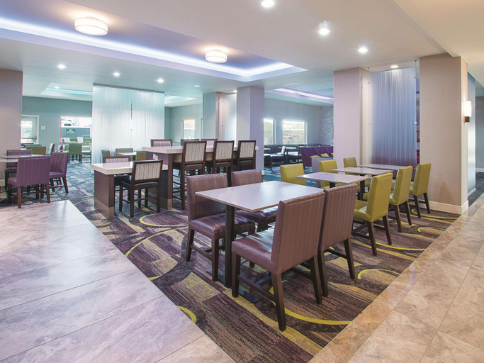 Food & Drinks 5, La Quinta Inn & Suites Arlington North 6 Flags Dr, Arlington