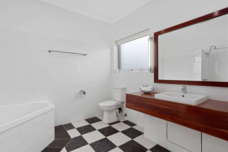 Bathroom 5, The International Motel, Colac-Otway - South