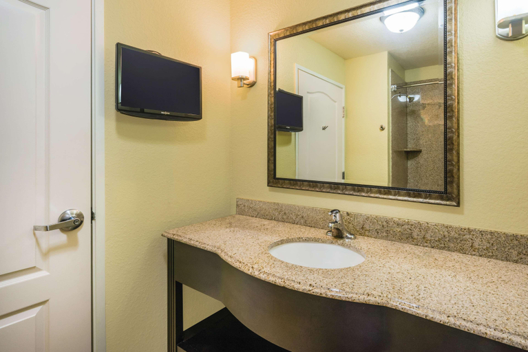 Bathroom 4, Spark by Hilton Brandon, Rankin