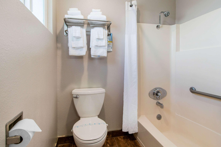 Bathroom 3, Ramada Bayside Inn and Suites, Humboldt