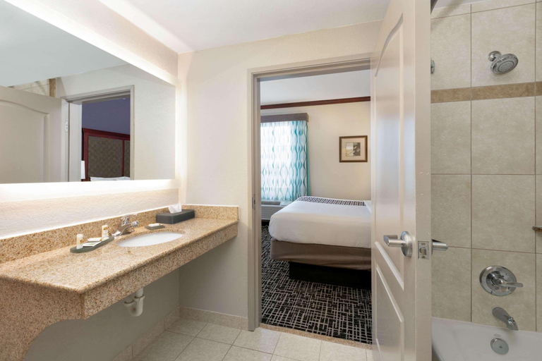 Bathroom 5, La Quinta Inn & Suites By Wyndham Lindale, Smith