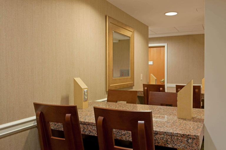 Public Area 2, La Quinta Inn & Suites by Wyndham Boston Somerville, Middlesex