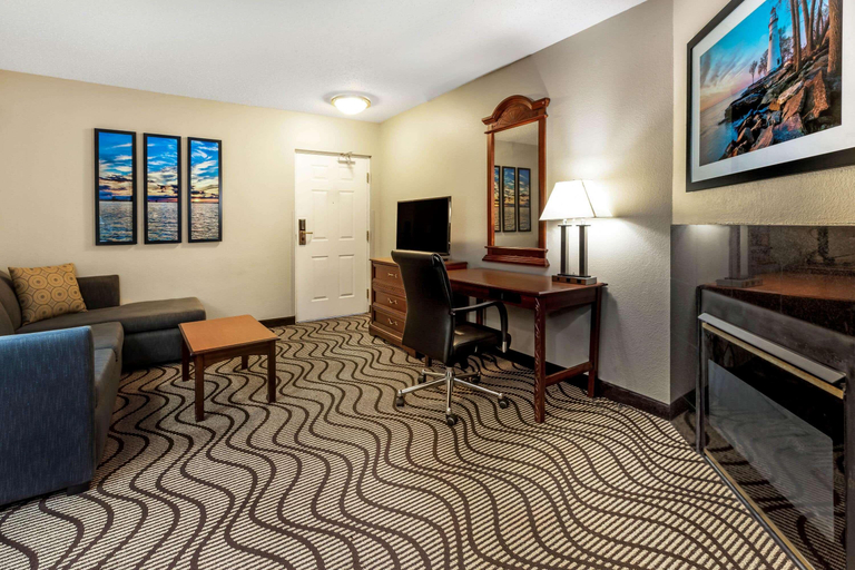 Public Area 2, La Quinta Inn by Wyndham Sandusky near Cedar Point, Erie