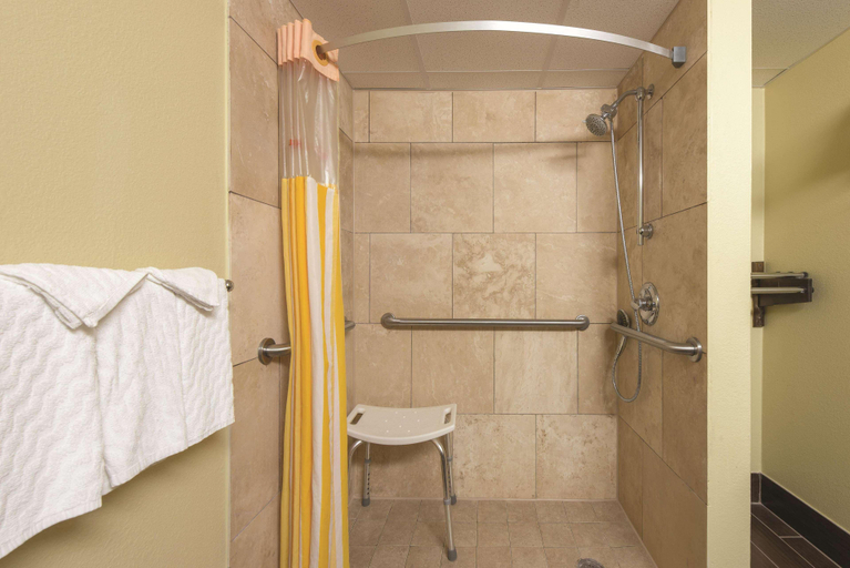 Bathroom 4, La Quinta Inn Joplin, Newton