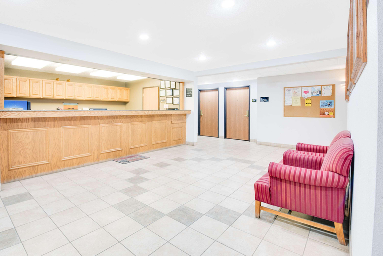 Public Area, Super 8 by Wyndham Sisseton, Roberts