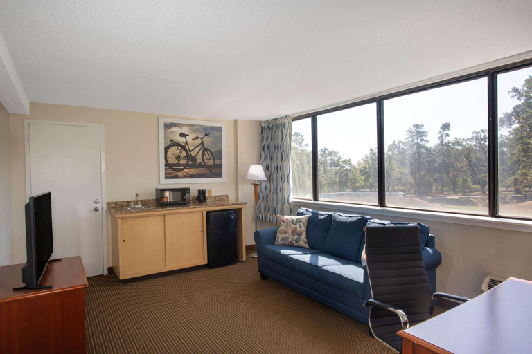 Bedroom 3, Days Inn & Suites By Wyndham Tallahassee Conf Cent, Leon