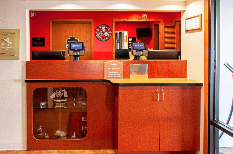 Public Area 2, Econo Lodge Menomonie On The Bay, Lake Michigan