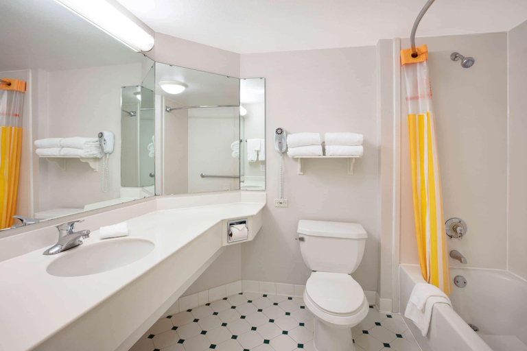 Bathroom 5, La Quinta Inn & Suites by Wyndham Ocala, Marion