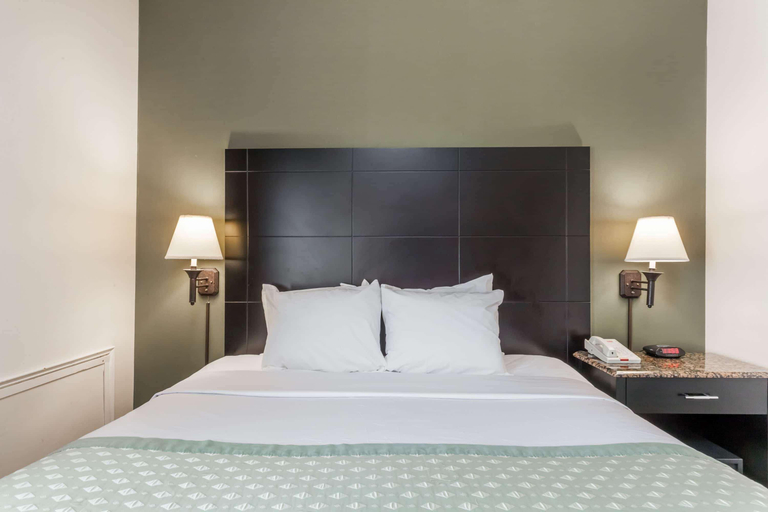 Bedroom 3, Ramada by Wyndham Newburgh/West Point, Orange