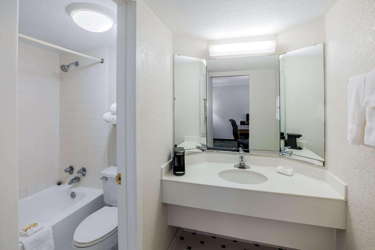 Bathroom 4, La Quinta Inn by Wyndham Lufkin, Angelina