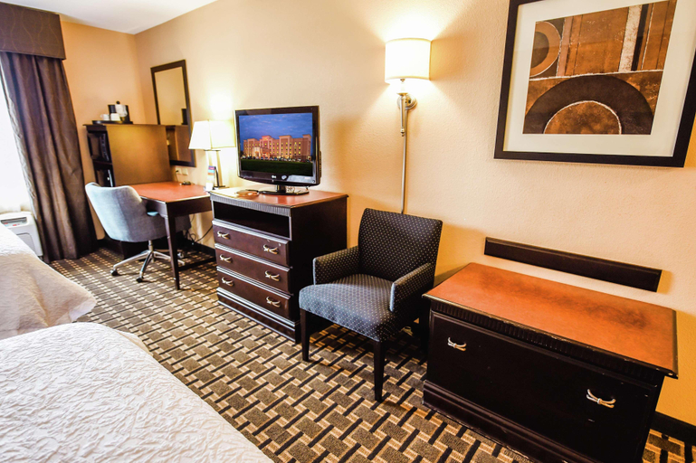 Bedroom 3, Hampton Inn & Suites Pine Bluff, Jefferson