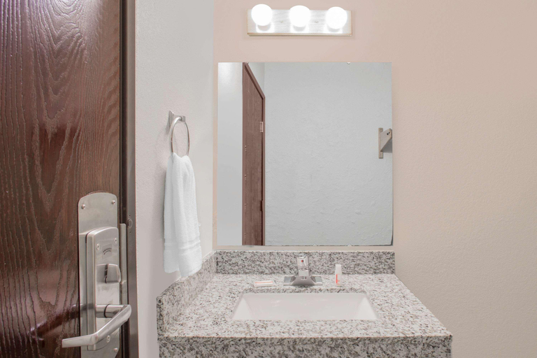 Sport & Beauty, Super 8 by Wyndham Windsor/Madison North, Dane