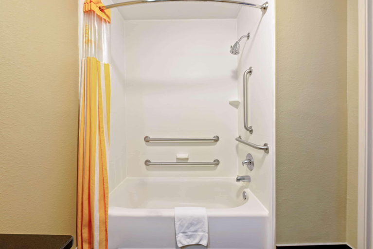 Bathroom 4, La Quinta Inn & Suites by Wyndham Leesville Ft. Polk, Vernon