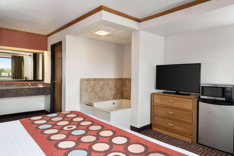 Bedroom 3, Super 8 by Wyndham Eveleth, Saint Louis