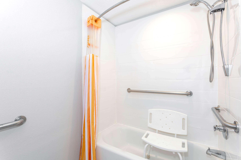 Bathroom 4, La Quinta Inn & Suites by Wyndham St. Augustine, Saint Johns