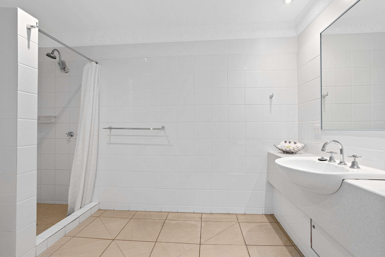 Bathroom 4, The International Motel, Colac-Otway - South