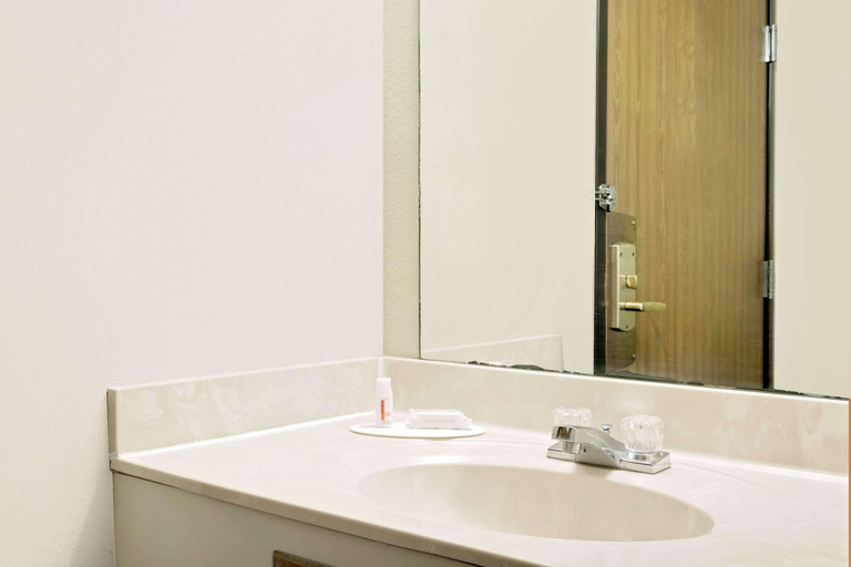 Bathroom 4, Super 8 by Wyndham Cloquet, Carlton