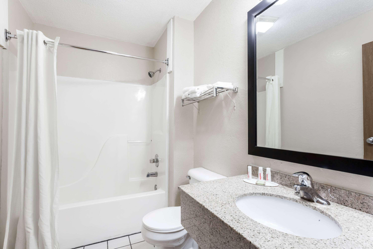 Bathroom 4, Super 8 by Wyndham Harrisburg, Saline
